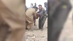 Equipas de resgate transportam feridos de sismo que atingiu Afeganistão 