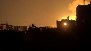 Imagens mostram tiros e explosões no céu de Gaza após ataques israelitas