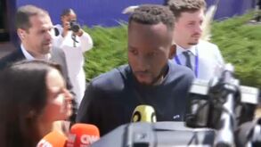 Dodi Lukebakio já está em Portugal: as imagens da chegada do reforço do Benfica 