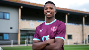 Jogador do Burnley posa com o equipamento do clube