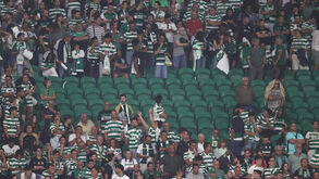 O momento em que adeptos do Sporting foram obrigados a sair do setor que ocupavam devido à queda de vidros