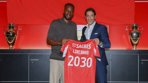 Lukébakio oficializado no Benfica ao lado de Rui Costa