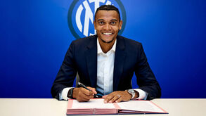 Inter oficializa Akanji 