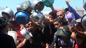 Palestinianos recebem comida em refeitório comunitário em Khan Younis