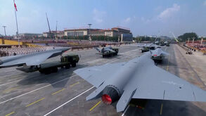 Armas hipersónicas, caças e novos drones: China exibe poderio militar ao mundo