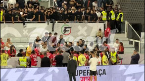 Jogadores do Benfica deram a cara e ouviram insatisfação dos adeptos após goleada diante do Sporting
