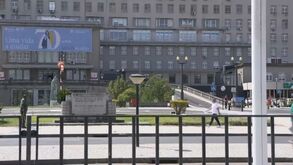 Criança resgatada do Elevador da Glória por polícia: pai do menino morreu e mãe está em estado grave