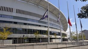 FC Porto coloca bandeiras a meia-haste em dia de luto pela tragédia no Elevador da Glória