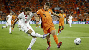 Jogo de futebol entre Holanda e Polónia