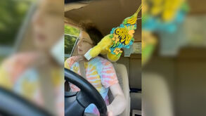 Jovem empolga-se demasiado com música e sofre acidente de carro nos EUA