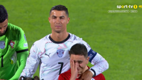 Criança entrou com Cristiano Ronaldo em campo e não conteve as lágrimas: veja o momento