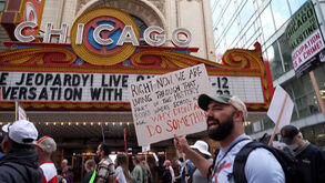 Milhares marcham em Chicago contra ameaças de Donald Trump 