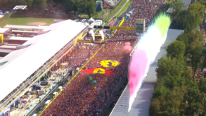 Imagens impressionantes da festa do pódio em Monza: multidão em pista numa demonstração de amor à Ferrari