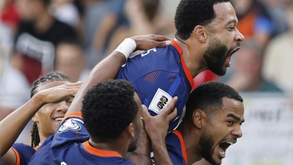 Depay festeja com os companheiros de seleção o golo frente à Lituânia