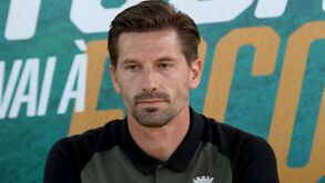 Adrien Silva fora dos planos do Estoril
