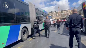 Polícia recolhe provas após ataque terrorista que matou pelo menos seis pessoas em Jerusalém 