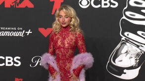 Estrelas da música brilham na passadeira vermelha dos MTV Video Music Awards  