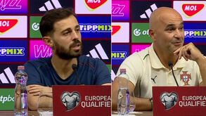 Jornalista húngaro fala português perfeito e impressiona Bernardo Silva e Martínez: «Quem é o seu professor?»