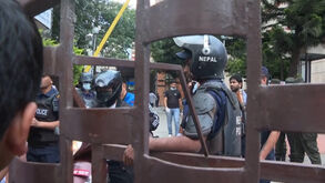 Polícia no Nepal abre fogo contra manifestantes do lado de fora do parlamento, matando 11 pessoas