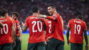 Ronaldo e João Cancelo celebram no jogo entre a Hungria e Portugal