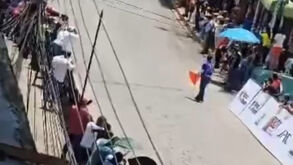 Brutal acidente na Volta à Venezuela com mota pelo meio