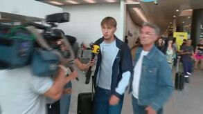 Dedic chega a coxear e em sofrimento a Lisboa: «Dói-me o joelho»