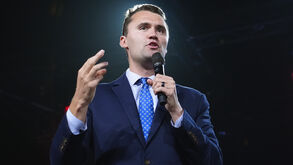 Charlie Kirk, ativista de extrema-direita aliado de Trump, baleado em evento na Universidade do Utah