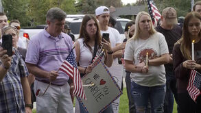 Flores, velas e bandeiras: grupo presta homenagem a Charlie Kirk junto a hospital