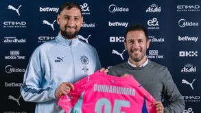 Hugo Viana apresenta Donnarumma no Manchester City