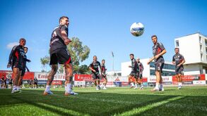 Plantel do Benfica prepara, no Benfica Campus, o jogo com o Santa Clara