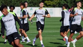 Jogadores do Sporting durante a preparação para o jogo com o Famalicão