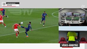 Benfica-Santa Clara: árbitro consultou imagens e mudou para vermelho direto a Paulo Victor por 