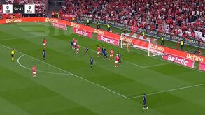 O golo de Pavlidis no Benfica-Santa Clara: Otamendi foi decisivo na jogada com este 'pulo'