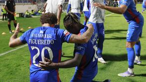 Jogadores do Alverca celebram golo frente ao Tondela