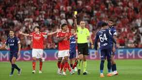 João Pinheiro mostra cartão amarelo durante o Benfica-Santa Clara