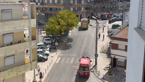 Incêndio deflagra em prédio no Feijó em Almada