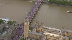 Milhares de pessoas marcham em Londres em protesto organizado pela extrema-direita