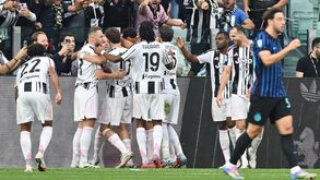 Jogadores da Juventus celebram um golo contra o Inter em jogo da Serie A