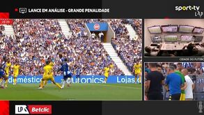 O lance do penálti que permitiu ao FC Porto abrir o marcador frente ao Nacional