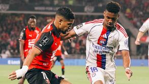 Jogadores de Lyon e Rennes disputam a bola