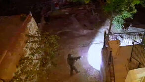 Videovigilância mostra militares israelitas a invadir casa de ativista palestiniano que venceu Óscar