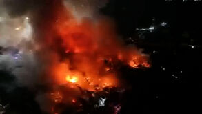 Imagens aéreas mostram incêndio de grandes dimensões em área residencial nas Filipinas
