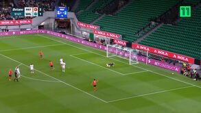 Quem sabe nunca esquece: Figo faz 'gato sapato' de Karagounis e Pepe mostra magia em jogo de lendas