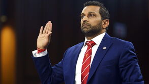 Diretor do FBI vai ao Senado com gravata... do Liverpool