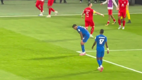 Soa o alarme no Al Hilal: João Cancelo lesiona-se no joelho esquerdo frente ao Al Duhail