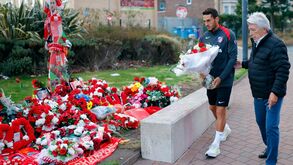 Enrique Cerezo e Koke depositaram uma coroa de flores em Anfield Road