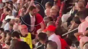 Adeptos mostravam lenços brancos a Bruno Lage enquanto Rui Costa abandonava as bancadas da Luz