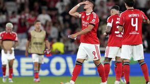 Jogadores do Benfica reagem após derrota contra o Qarabag
