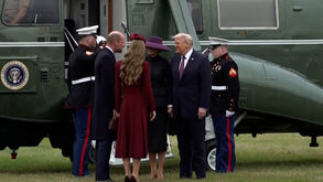 O momento da chegada de Trump e Melania ao Castelo de Windsor   