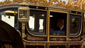 Trump e rei Carlos III viajam juntos de carruagem durante cerimónia de boas-vindas ao Castelo de Windsor